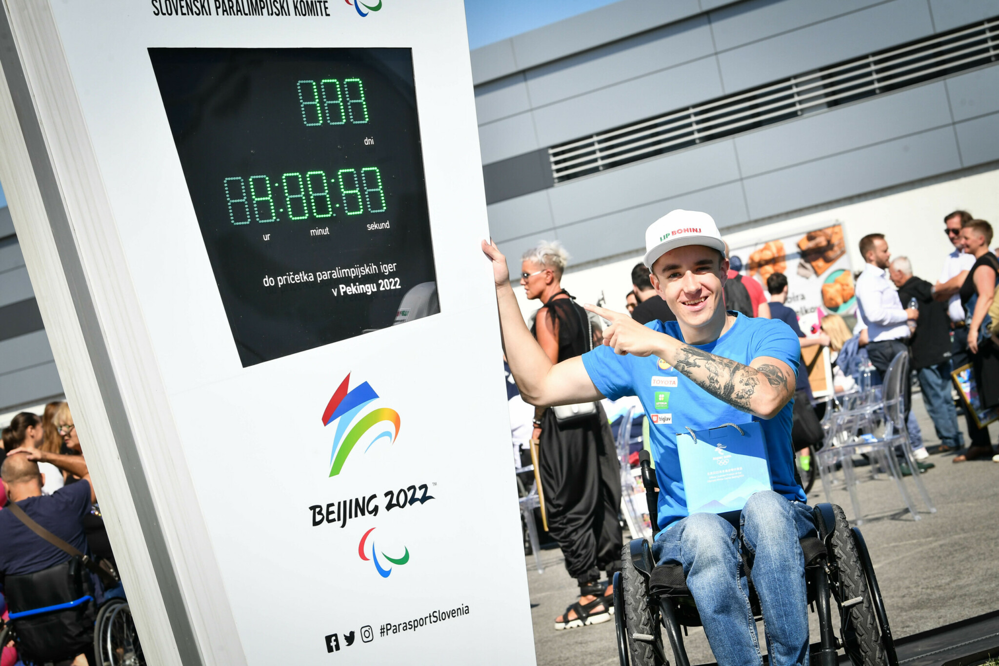 Paraalpski-smucar-Jernej-Slivnik-pred-pred-odstevalnikom-za-Peking-2022-scaled-1